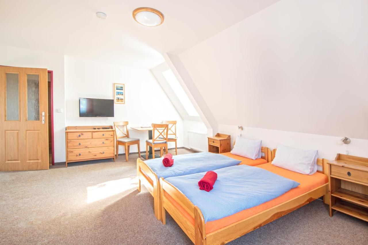 Restaurant & Penzion Avionika Kovarska Екстер'єр фото