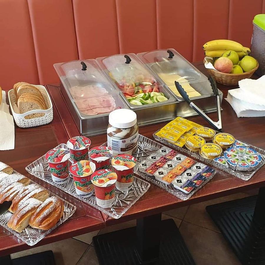Restaurant & Penzion Avionika Kovarska Екстер'єр фото