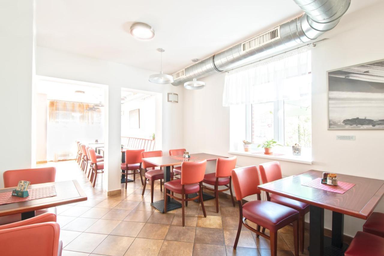 Restaurant & Penzion Avionika Kovarska Екстер'єр фото